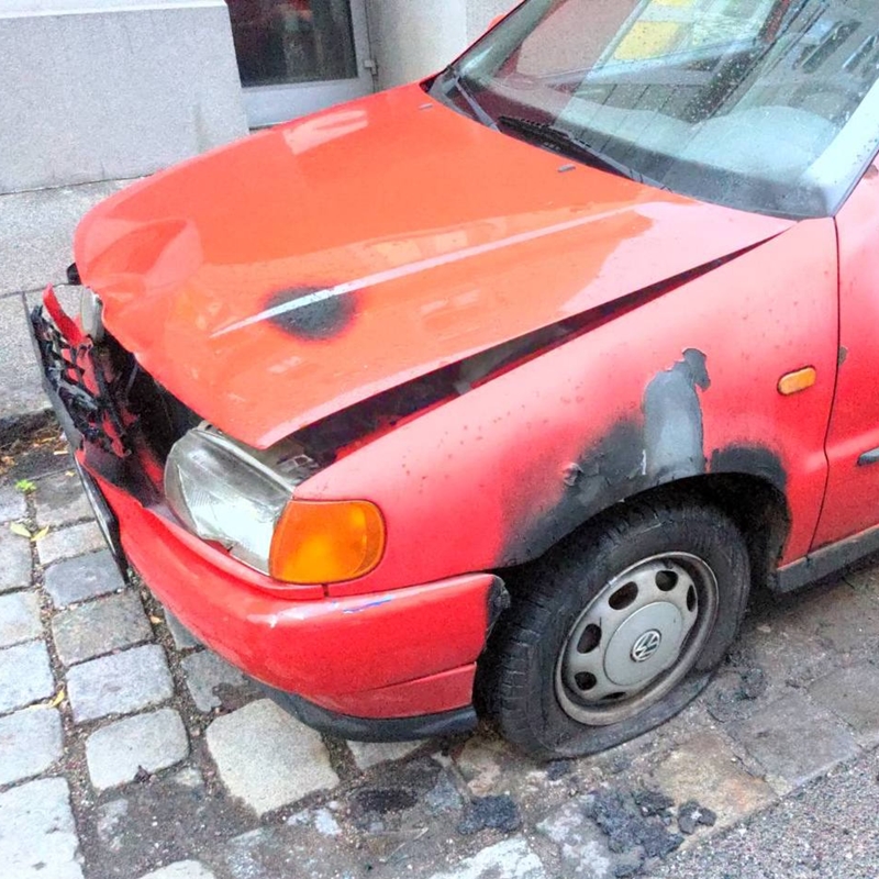 Feiger Anschlag der Antifa in Wien auf ein rotes Auto